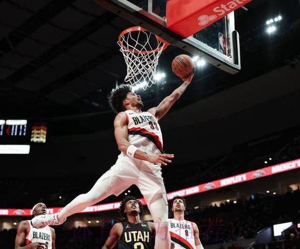 克林根抢下前场篮板 背转身上篮打进 克林根抢下前场篮板 背转身上篮打进